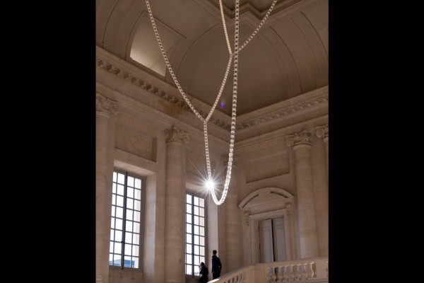 swarovski-crystal-chandelier-inside-the-palace-of-versailles