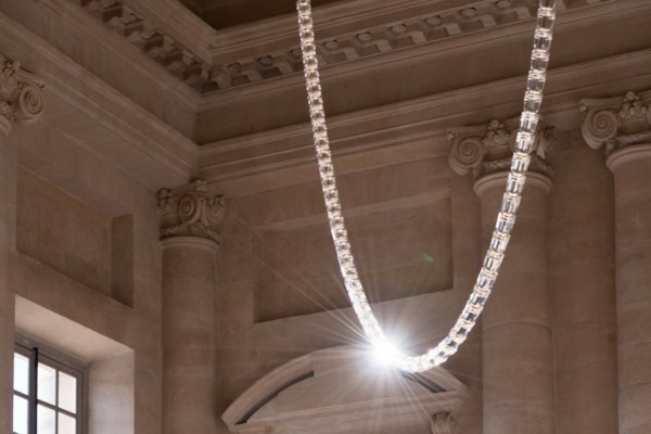 swarovski-crystal-chandelier-inside-the-palace-of-versailles