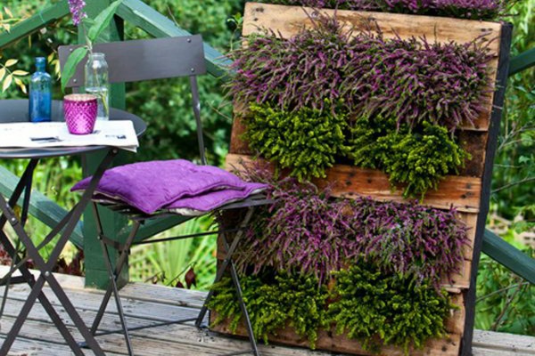 decorate-garden-with-wooden-pallets