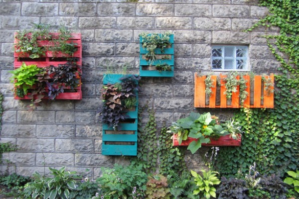 decorate-garden-with-wooden-pallets