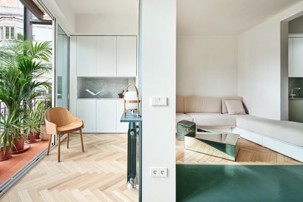 Apartment with a green partition in Barcelona